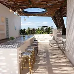 Spacious Penthouse With Pool